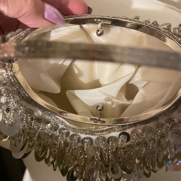Vintage clutch with metal ring handle and clasp. Many sequined oval adornments. - Picture 3 of 5